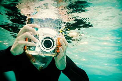 Algumas câmeras do tipo point-and-shut, como esta da foto, são feitas para proteger seu filme da água