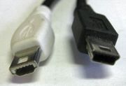 A maioria das câmaras digitais conecta-se a um computador ou impressora por meio de um cabo USB.  O conector mais comum para a câmara é o Mini B de cinco pinos (em preto, à direita)