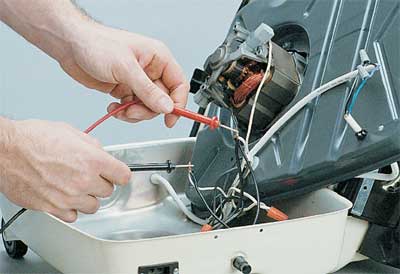 Teste as escovas do motor do aspirador do tipo vassoura com um multÃ­metro <br />se vocÃª suspeita de defeito no motor.