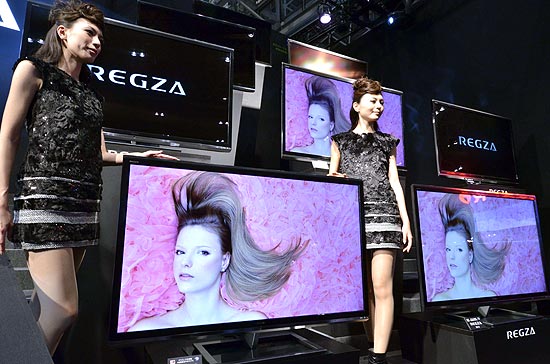 O televisor Toshiba Regza 55X3, com tela de 55', exibe imagens em 3D sem exigir o uso de óculos especiais